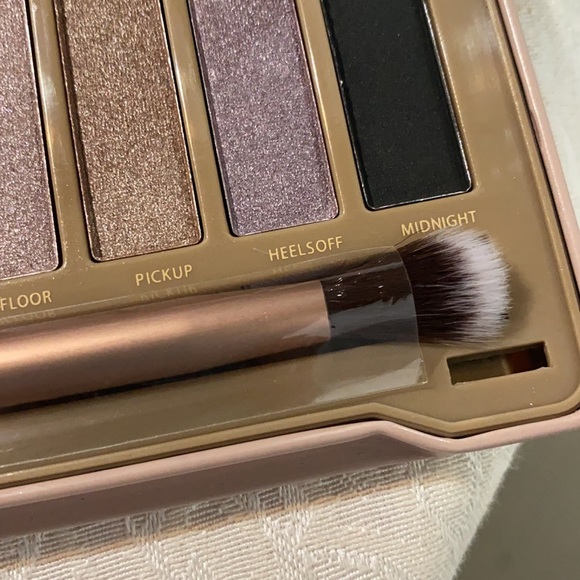 Beauty Creations barely nude eyeshadow palette - Picture 3 of 5